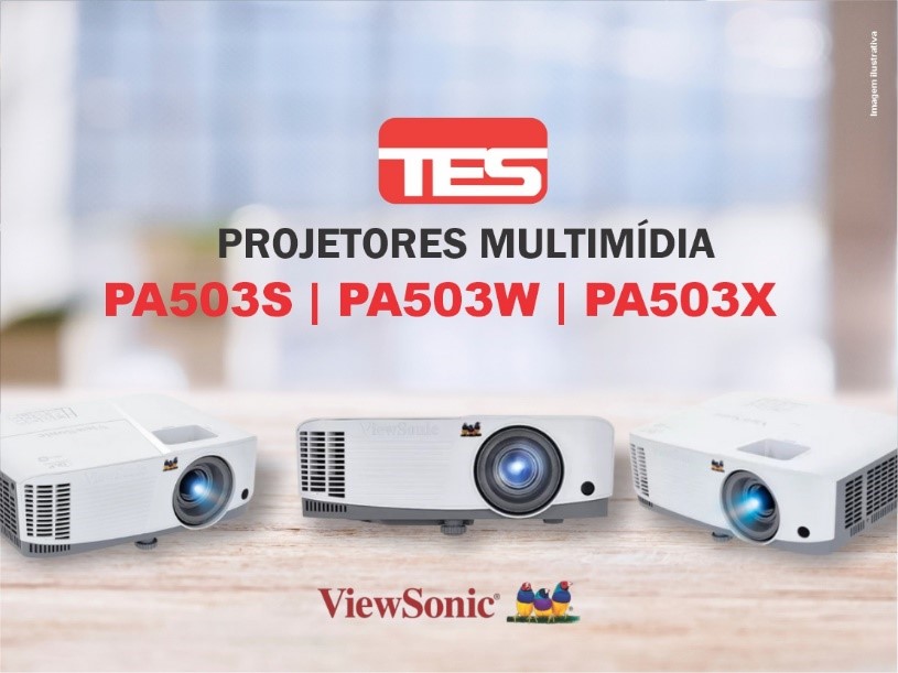 a imagem mostra três projetores multimídia da marca viewsonic, modelos pa503s, pa503w e pa503x. eles estão dispostos em uma superfície de madeira, com o logotipo da empresa bem visível no topo. ao fundo, há um céu com algumas nuvens, indicando que a imagem é um anúncio ou material promocional desses equipamentos.